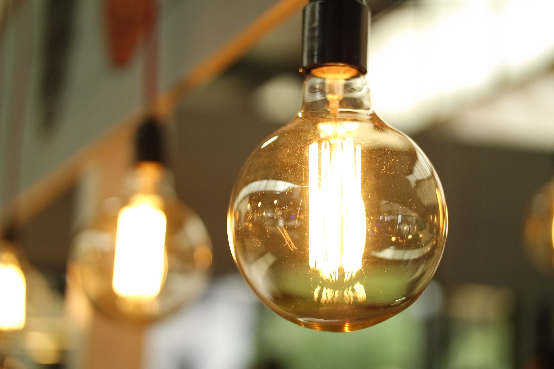 Lampy sufitowe – jakie są rodzaje i jak dobrać odpowiednie oświetlenie do wnętrza?