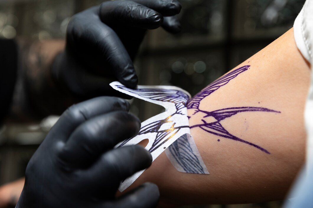 Jak minimalizować ból podczas tatuowania na bliznach za pomocą maszynki rotacyjnej?