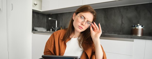 Jak pielęgnować okulary blokujące niebieskie światło, aby służyły Ci jak najdłużej?
