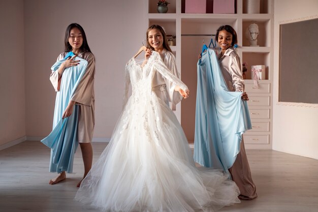 Jak wybrać idealną sukienkę na wesele, aby podkreślić rolę druhny?