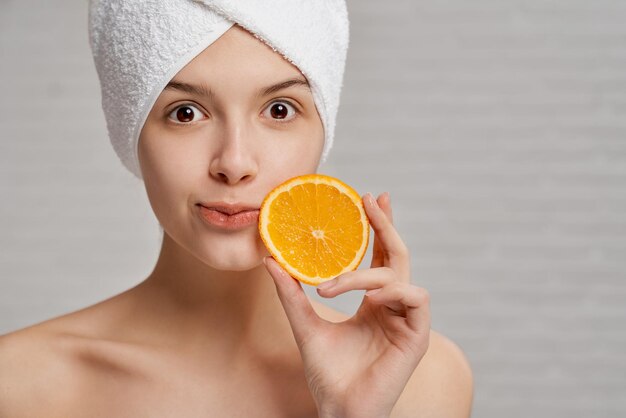 Jakie korzyści dla skóry przynosi regularne stosowanie produktów z kwasem hialuronowym i witaminą C?