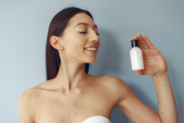 Sekrety skutecznej pielęgnacji skóry dojrzałej: Innowacyjne podejście i najnowsze technologie w dermokosmetykach