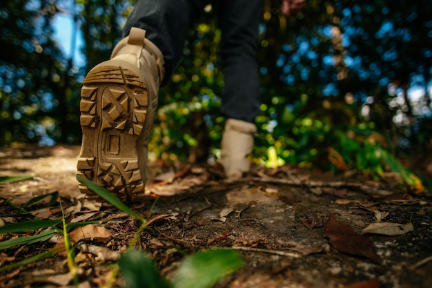 Jak wybrać idealne buty trekkingowe na trudne szlaki górskie?